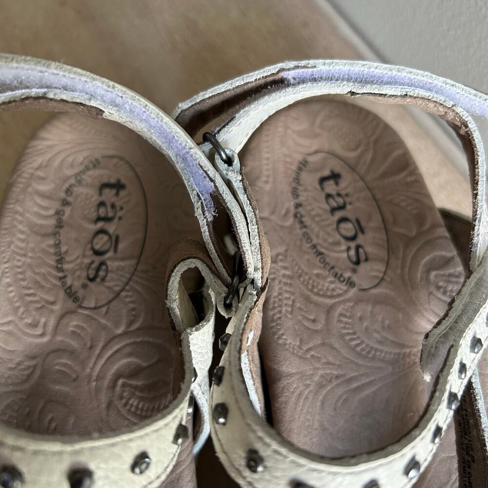 Taos White leather studded sandals, size 8 - Picture 7 of 8